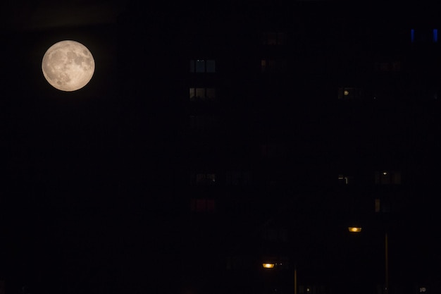 Photo low angle view of full moon in sky at night