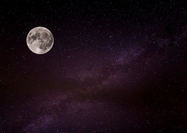 Photo low angle view of full moon in sky