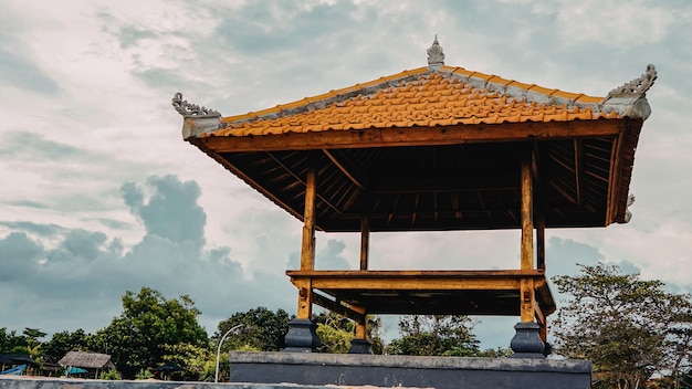 Photo low angle view of gazebo against sky