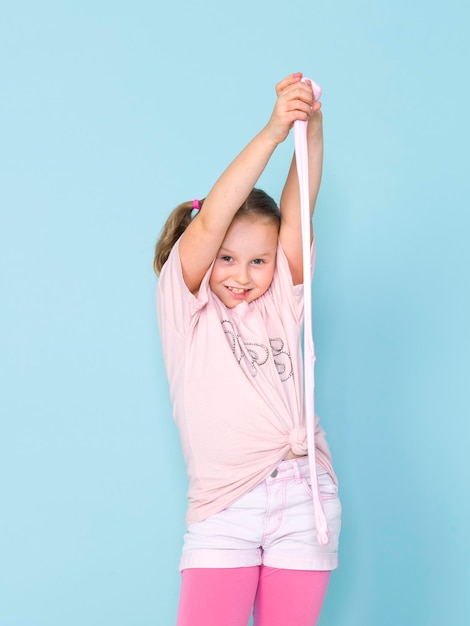 Photo low angle view of girl standing against pink background