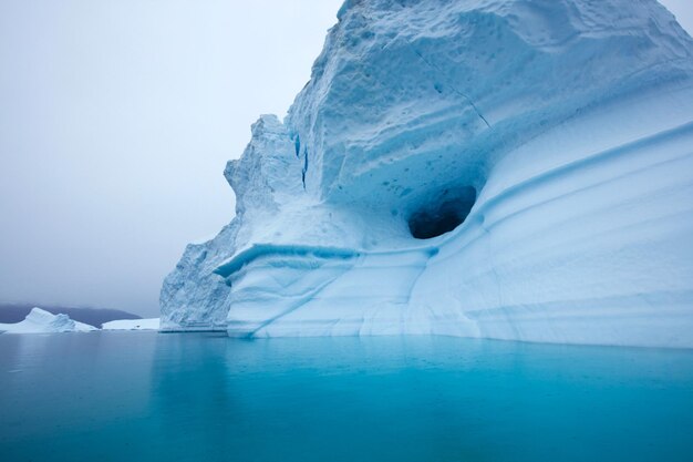 Photo low angle view of glacier by lake against sky