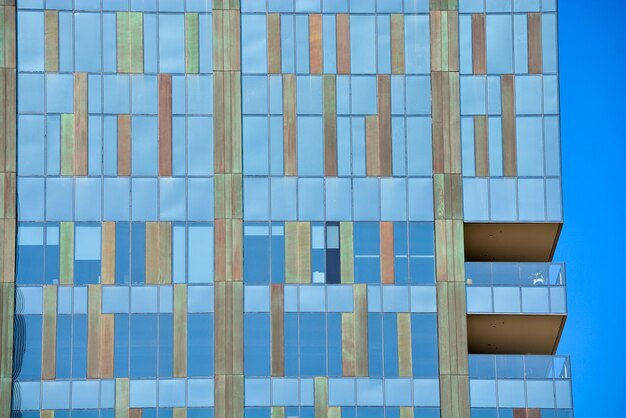 Vista a basso angolo di un edificio di vetro contro il cielo blu