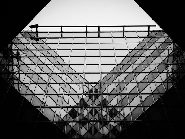 Foto vista a basso angolo di un edificio di vetro contro un cielo limpido