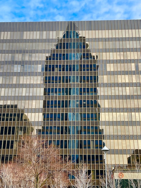 Foto vista a bassa angolazione dell'edificio di vetro contro il cielo
