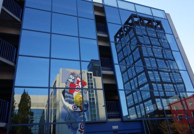 Photo low angle view of glass building against sky