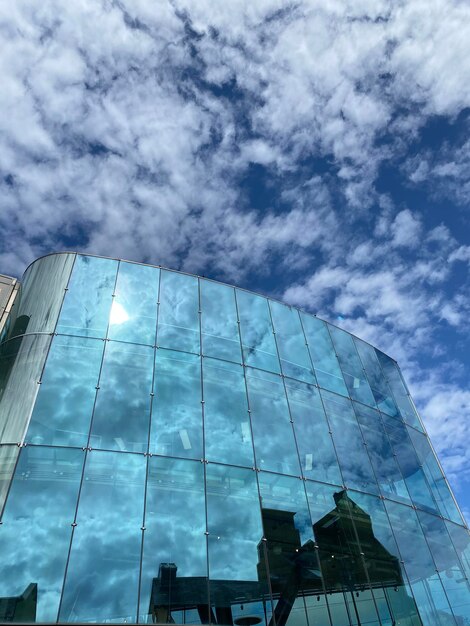 Foto vista a basso angolo di un edificio di vetro contro il cielo