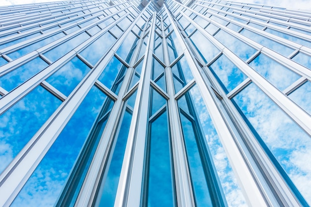 Photo low angle view of glass building against sky