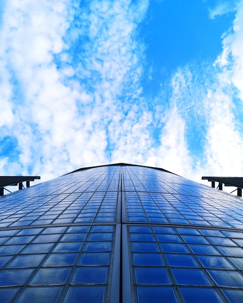 Foto vista a basso angolo di un edificio di vetro contro il cielo