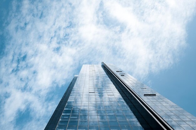 Photo low angle view of glass building against sky