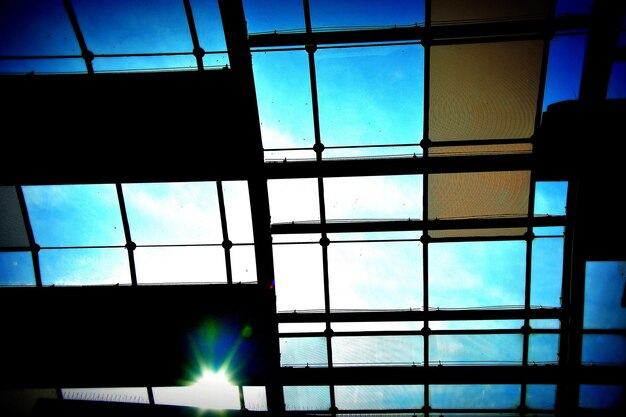 Foto vista a basso angolo del tetto di vetro contro il cielo