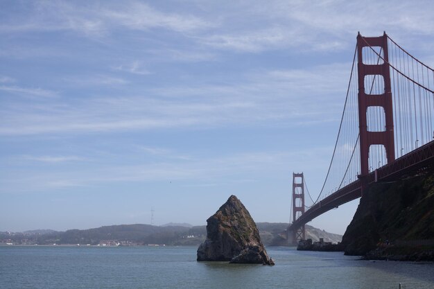 Foto vista a bassa angolazione del golden gate bridge contro il cielo