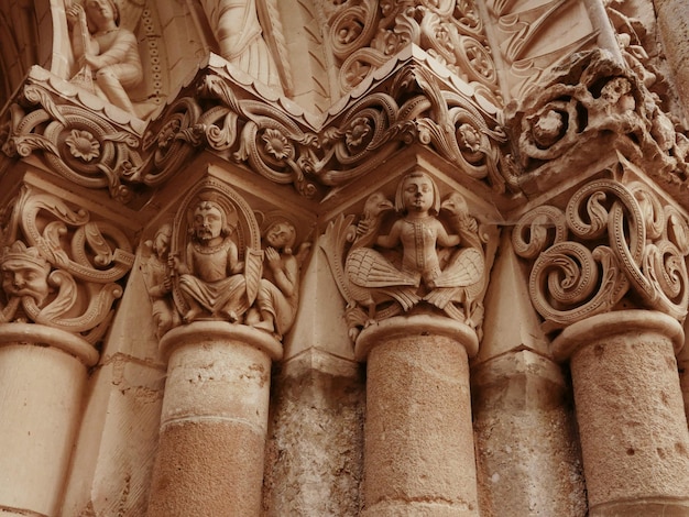 Photo low angle view of gothic arch