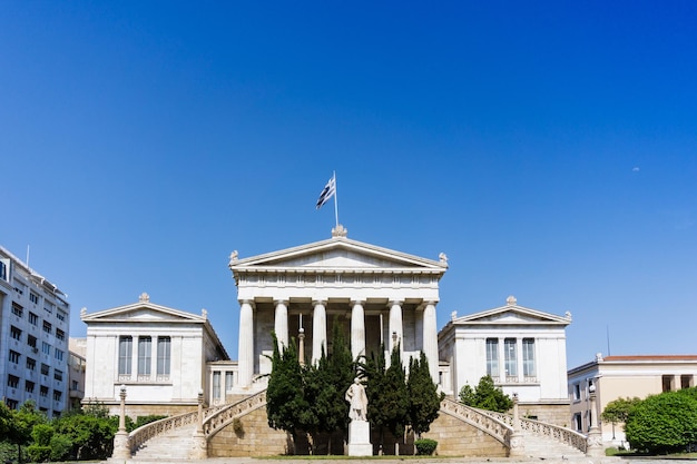 Foto vista a bassa angolazione dell'edificio governativo contro un cielo blu chiaro