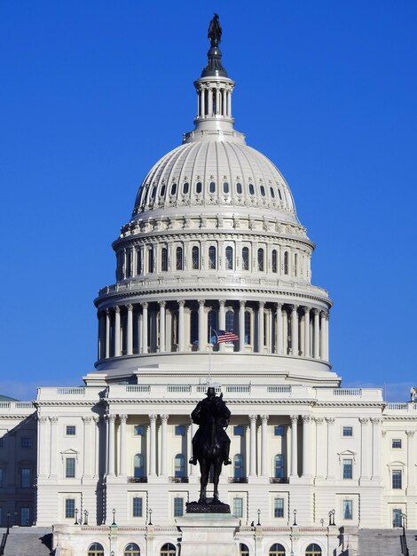 Photo low angle view of government building against clear sky