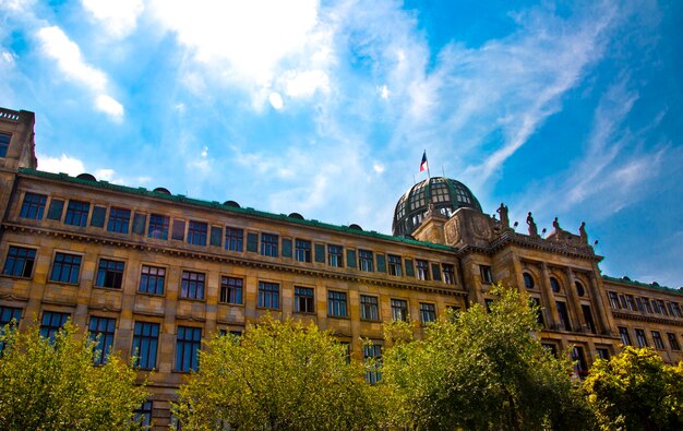 Photo low angle view of government building against sky