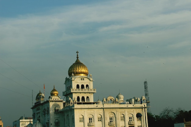 Photo low angle view of gurudwara bangla sahib against sky