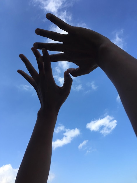 Photo low angle view of hand against blue sky