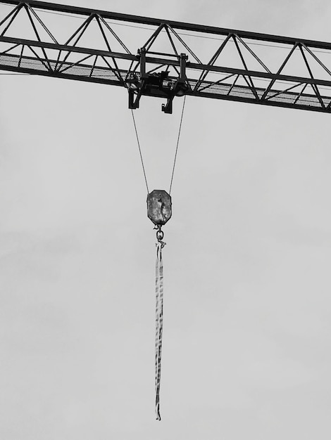 Photo low angle view of hanging against sky