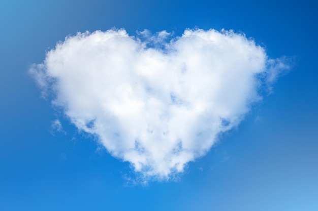 Photo low angle view of heart against blue sky