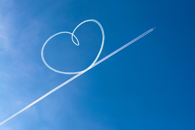 Photo low angle view of heart shape against blue sky