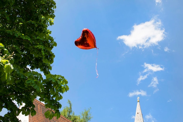 Photo low angle view of heart shape balloon in sky