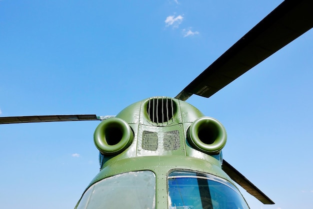 空に向かってヘリコプターの低角度の景色