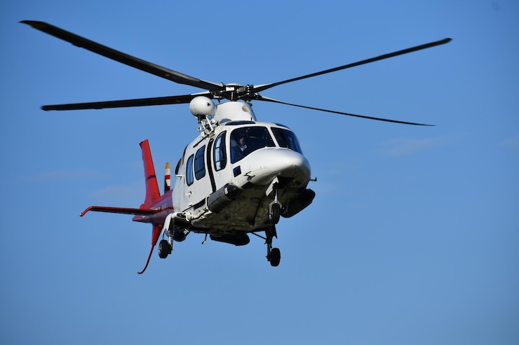 Photo low angle view of helicopter flying against clear blue sky