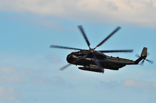 Photo low angle view of helicopter flying against sky