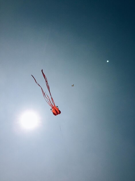 Photo low angle view of helicopter flying in sky