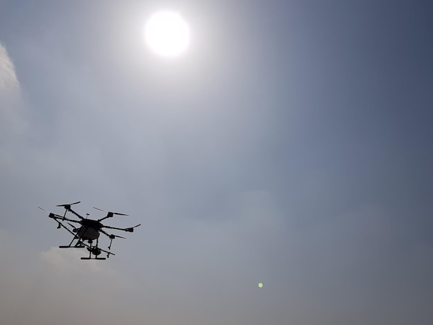 Photo low angle view of helicopter in sky