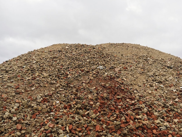 Photo low angle view of hill against sky