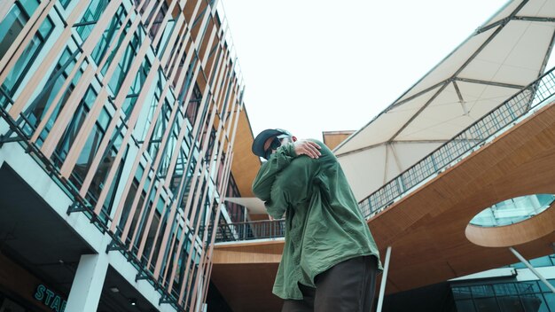 Photo low angle view of hipster pose in hip hop style surrounded by mall endeavor