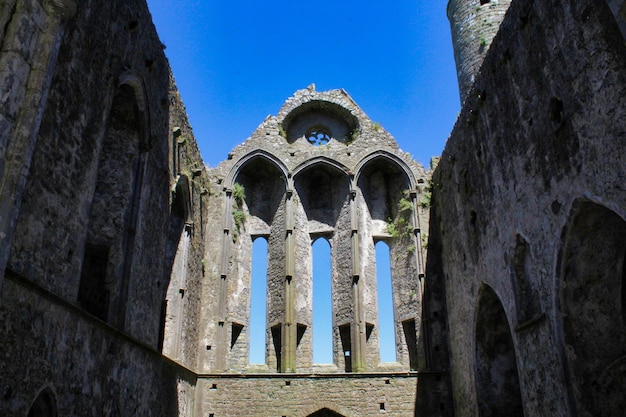 Foto vista a basso angolo dell'edificio storico contro un cielo blu limpido