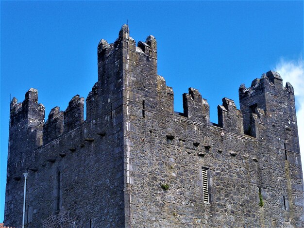 Foto vista a basso angolo dell'edificio storico contro un cielo blu limpido