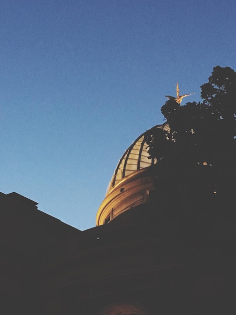 Photo low angle view of historic building against clear sky