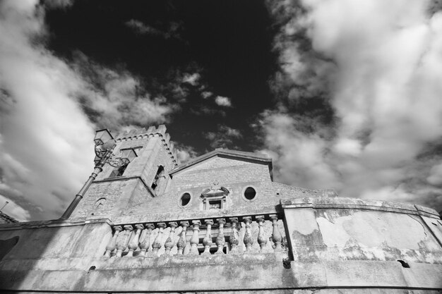 Foto vista a basso angolo dell'edificio storico contro un cielo nuvoloso