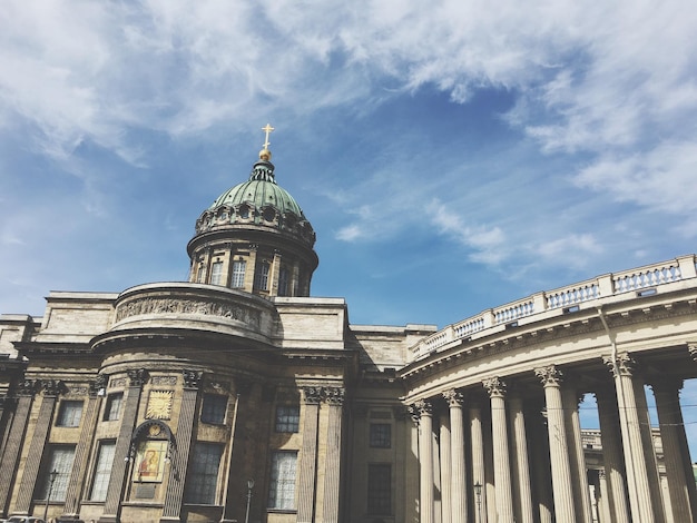 Photo low angle view of historic building against cloudy sky