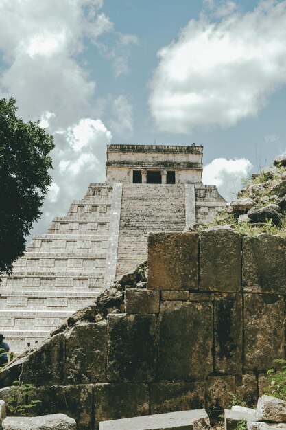 Foto vista a basso angolo dell'edificio storico contro un cielo nuvoloso