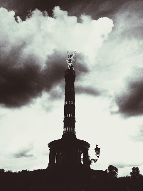 Photo low angle view of historic building against cloudy sky