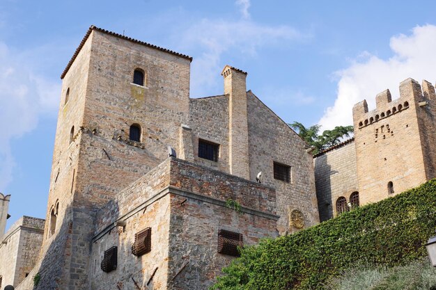 Foto vista a basso angolo dell'edificio storico contro il cielo