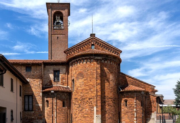 Foto vista a basso angolo dell'edificio storico contro il cielo