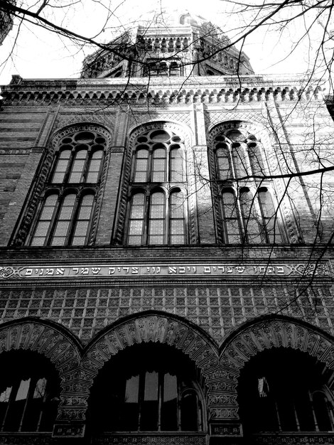 Foto vista a basso angolo dell'edificio storico contro il cielo