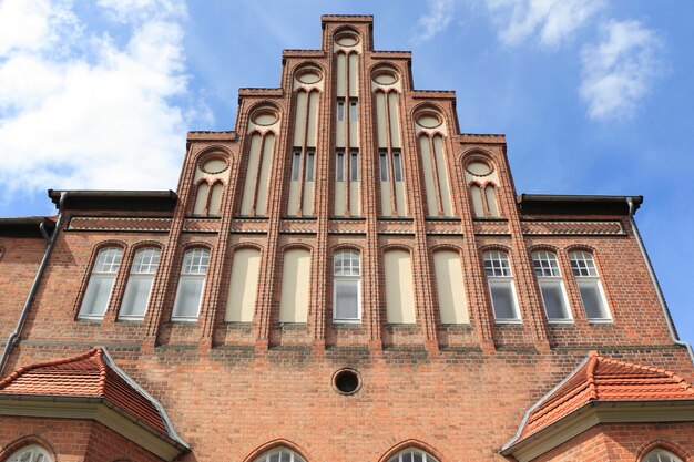 空に照らされた歴史的な建物の低角度の景色