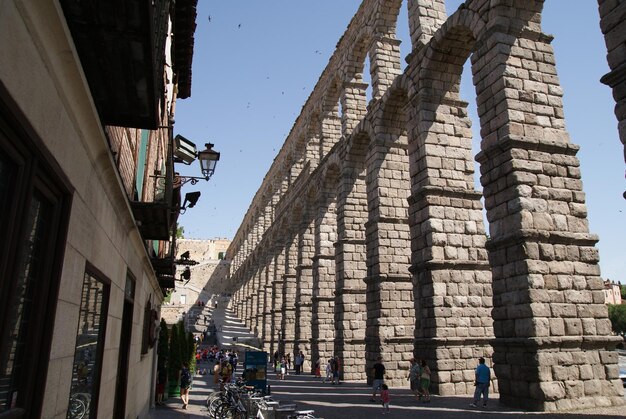 Foto vista a basso angolo dell'edificio storico contro il cielo