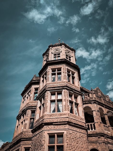 Foto vista a basso angolo dell'edificio storico contro il cielo