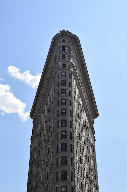 Photo low angle view of historic flatiron building against sky