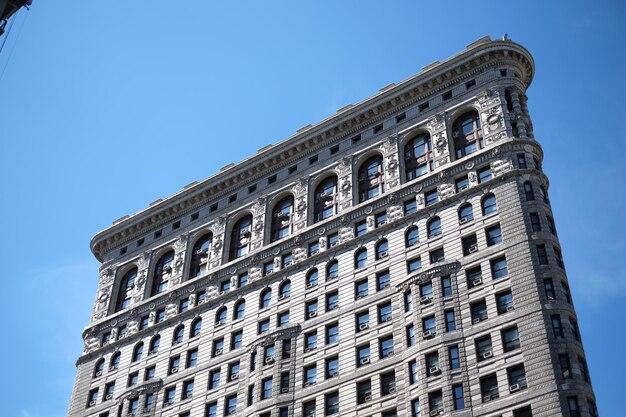 Foto vista a basso angolo dello storico edificio flatiron contro il cielo