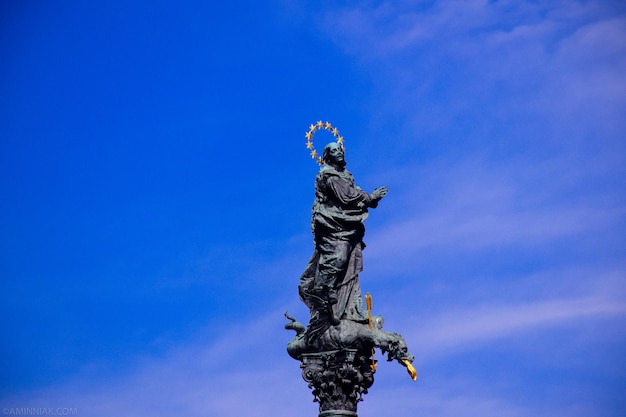 Foto vista a basso angolo della statua storica contro il cielo