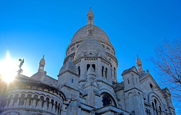 Foto vista a basso angolo dell'edificio storico contro il cielo blu