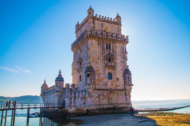 Foto vista a bassa angolazione dell'edificio storico contro il cielo blu